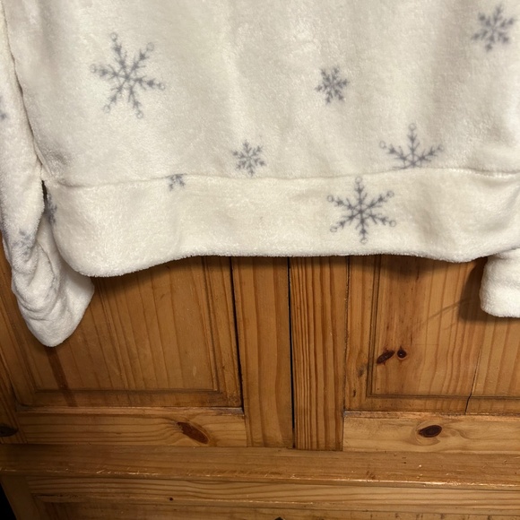 Cozie By Pink Rose 2 Piece Fleece Snowflakes Pajama Set - Picture 5 of 7